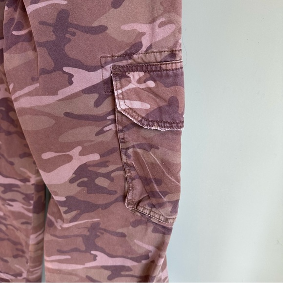 Women’s Old Navy Camouflage Cargo Pants wide leg Distressed 10R - Picture 11 of 16